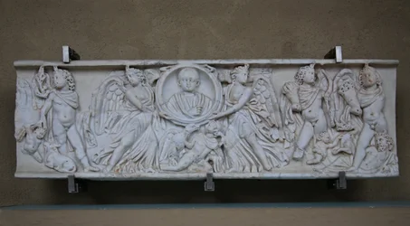 Sarcophage avec un enfant et des cupidons récoltant des raisins pour sacrifier à Bacchus